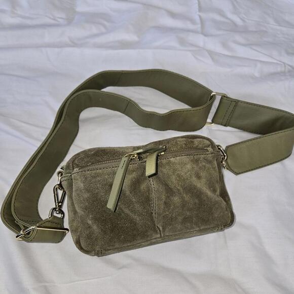 ASOS DESIGN suede multi pocket camera crossbody bag in khaki-Green - Picture 2 of 8